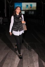 Sonam Kapoor snapped at airport on 6th Nov 2015